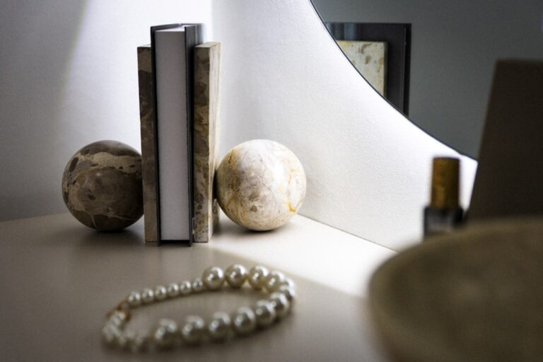 Scent Diffusion Small Rooms: Mastering Intimate Atmospheres - minimalist bedroom scent