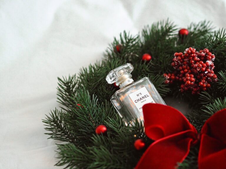 Elevating Holiday Ambiance: Pure Essential Oil Scent-Scaping - minimalist holiday scent